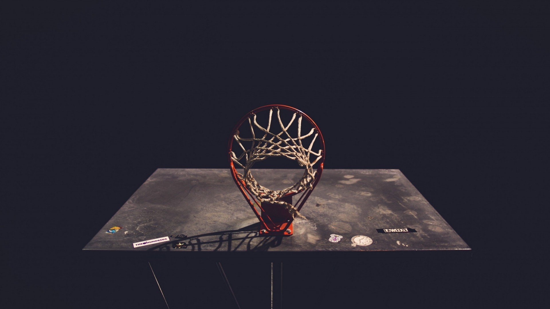 KAIYUN SPORT体育娱乐-格列兹曼失控怒吼指挥，热刺球员怒摔水瓶引爆更衣室危机